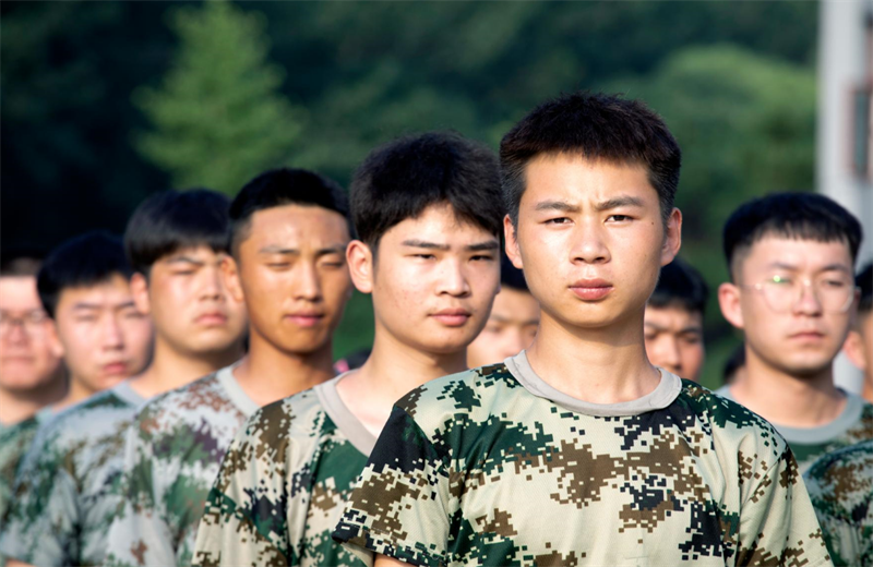 2021年7月6日，尊龙凯时北京集团百名应届大学生褪下便服换上军装，在训练场上接受为期2天的军训，享受入职前的第一份美好记忆。